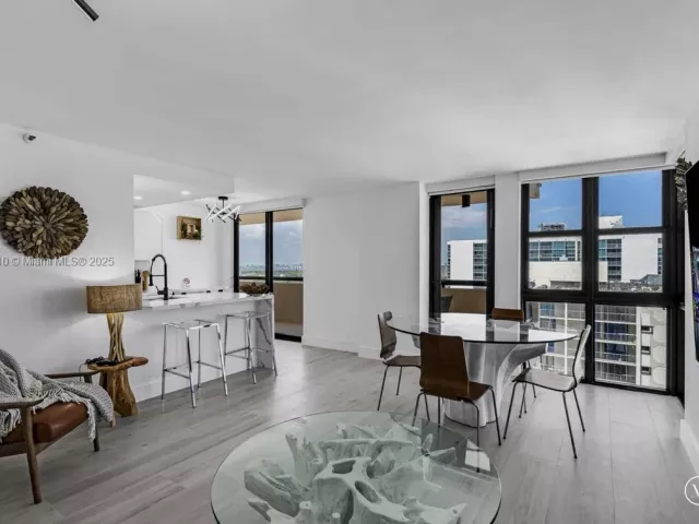 1-bedroom condo for sale in Miami Beach - 2555 Collins Ave 2200 - MondialRealty