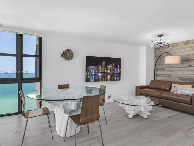 1-bedroom condo for sale in Miami Beach - 2555 Collins Ave 2200 - MondialRealty