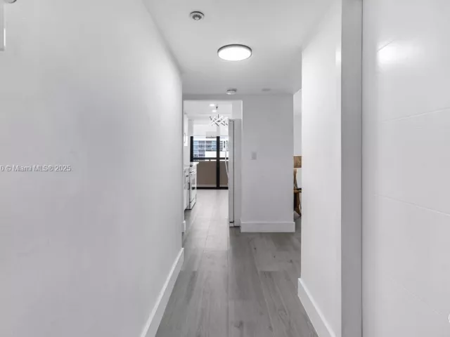 1-bedroom condo for sale in Miami Beach - 2555 Collins Ave 2200 - MondialRealty