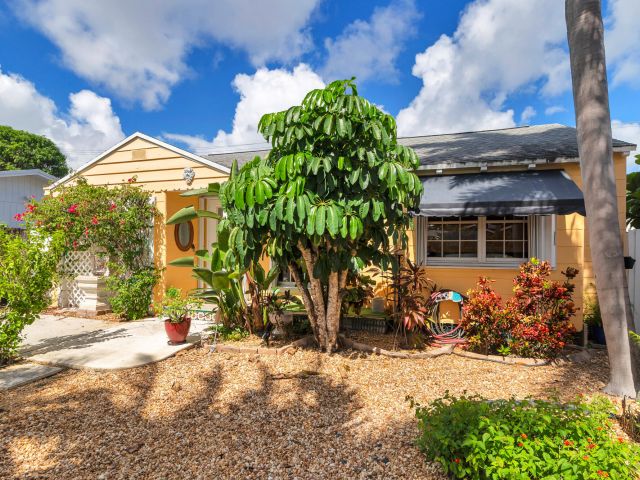 Home for sale at 341 Nottingham Boulevard - photo 6708290