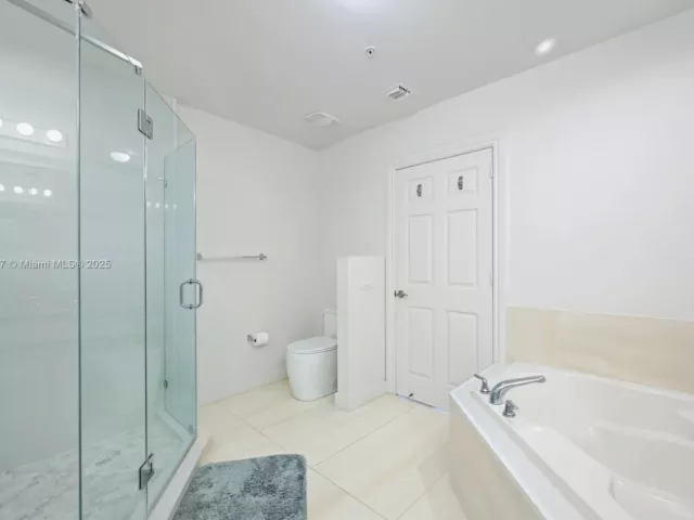 2-bedroom condo for sale in Aventura - 3001 NE 185 St 613 - MondialRealty