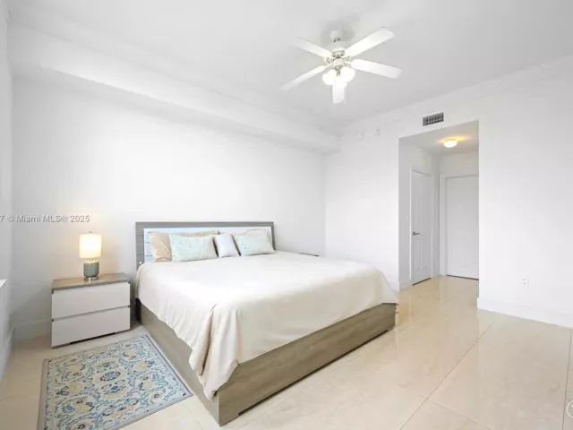 2-bedroom condo for sale in Aventura - 3001 NE 185 St 613 - MondialRealty