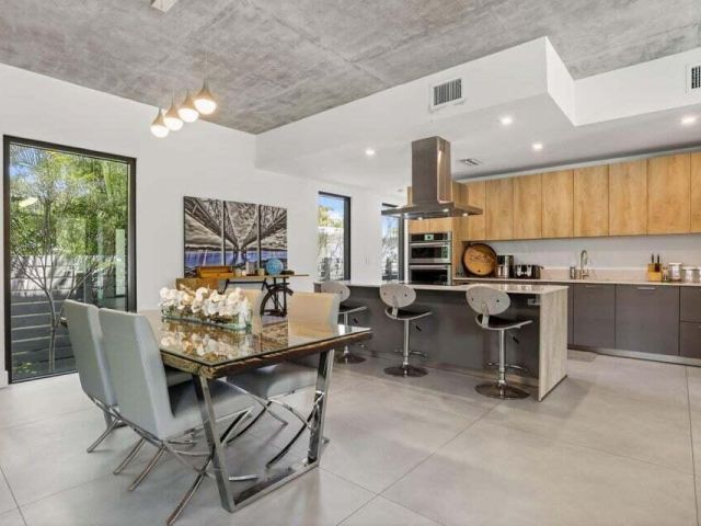 Home for rent at 925 NE 6th Street - photo 6707429