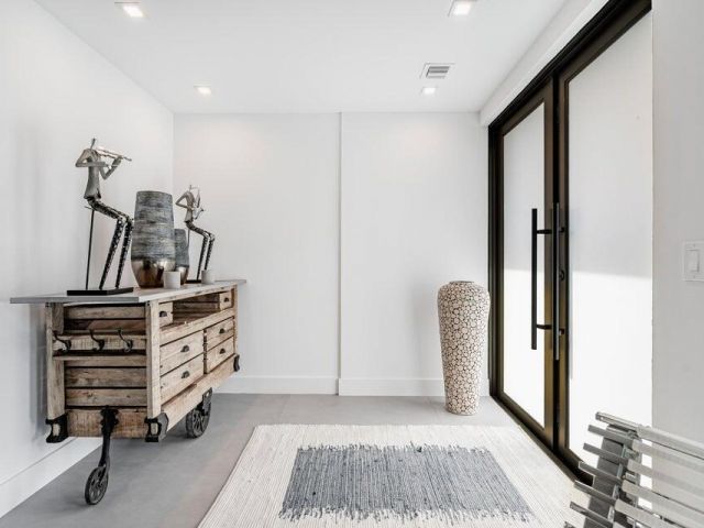 Home for rent at 925 NE 6th Street - photo 6707434