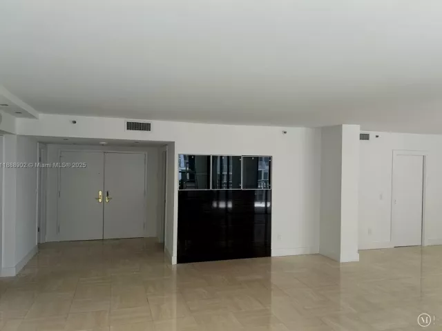 2-bedroom condo for rent in Bal Harbour - 10175 Collins Ave 1104 - MondialRealty