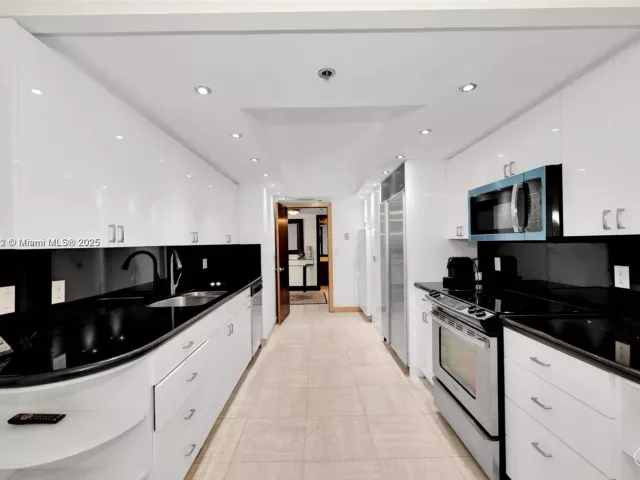 2-bedroom condo for rent in Bal Harbour - 10175 Collins Ave 1104 - MondialRealty