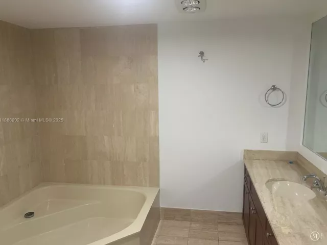 2-bedroom condo for rent in Bal Harbour - 10175 Collins Ave 1104 - MondialRealty