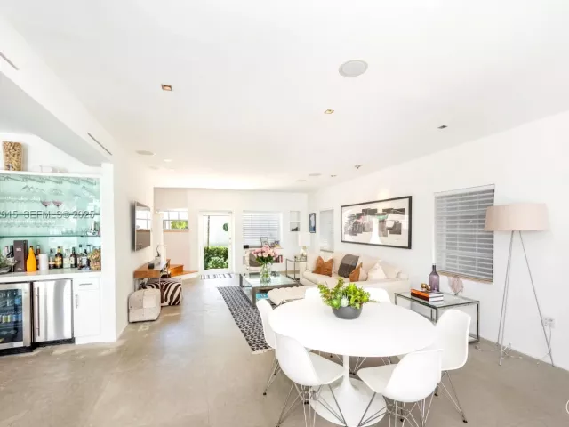 3-bedroom home for sale in Miami Beach - 302 W San Marino Dr - MondialRealty