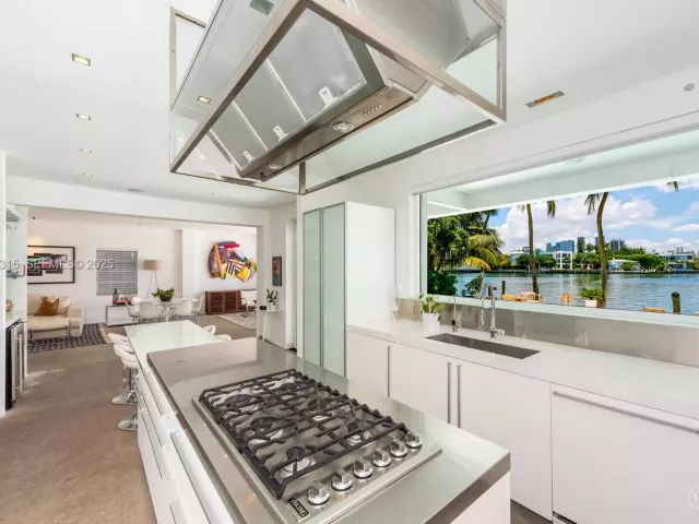 3-bedroom home for sale in Miami Beach - 302 W San Marino Dr - MondialRealty