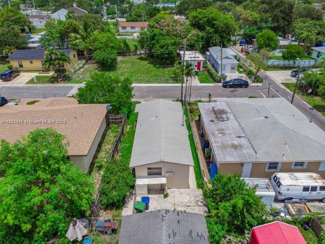 Home for rent at 805 NW 3rd Ter 1 - photo 7461958