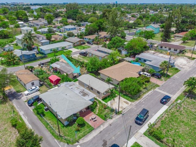 Home for rent at 805 NW 3rd Ter 1 - photo 7461960