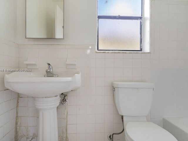 Home for rent at 805 NW 3rd Ter 1 - photo 7461964