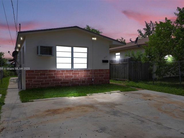 Home for rent at 805 NW 3rd Ter 1 - photo 7461968