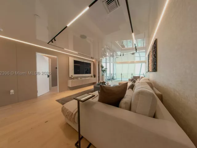 6-bedroom condo for rent in Sunny Isles Beach - 17121 Collins Ave 4803 - MondialRealty