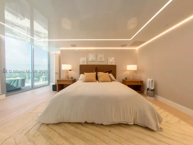 6-bedroom condo for rent in Sunny Isles Beach - 17121 Collins Ave 4803 - MondialRealty