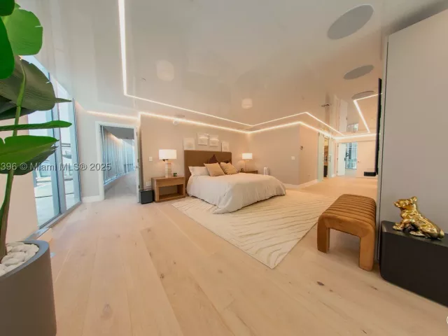 6-bedroom condo for rent in Sunny Isles Beach - 17121 Collins Ave 4803 - MondialRealty