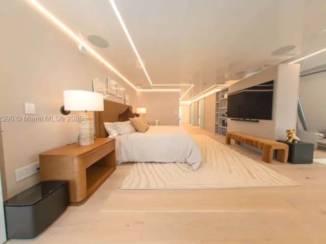 6-bedroom condo for rent in Sunny Isles Beach - 17121 Collins Ave 4803 - MondialRealty