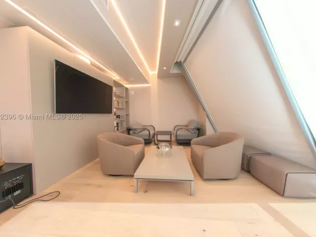6-bedroom condo for rent in Sunny Isles Beach - 17121 Collins Ave 4803 - MondialRealty