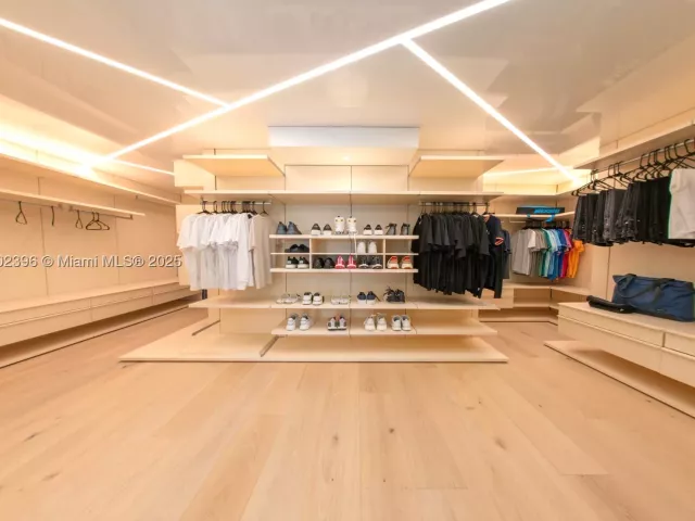 6-bedroom condo for rent in Sunny Isles Beach - 17121 Collins Ave 4803 - MondialRealty