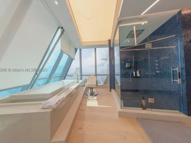 6-bedroom condo for rent in Sunny Isles Beach - 17121 Collins Ave 4803 - MondialRealty