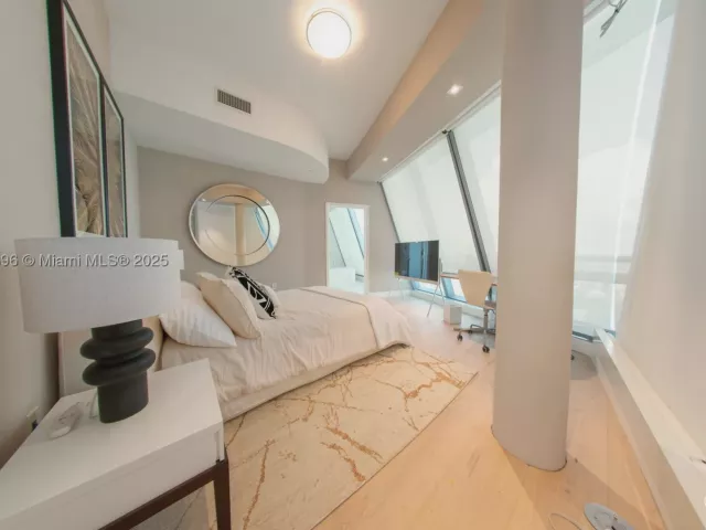 6-bedroom condo for rent in Sunny Isles Beach - 17121 Collins Ave 4803 - MondialRealty