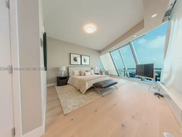 6-bedroom condo for rent in Sunny Isles Beach - 17121 Collins Ave 4803 - MondialRealty