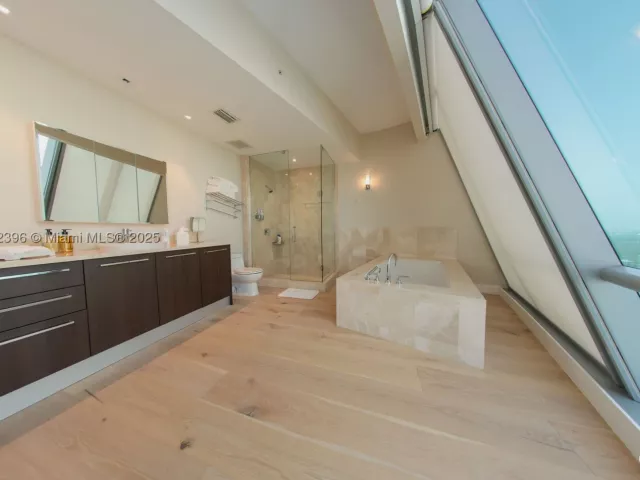 6-bedroom condo for rent in Sunny Isles Beach - 17121 Collins Ave 4803 - MondialRealty