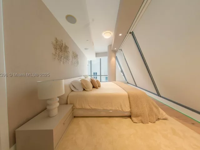 6-bedroom condo for rent in Sunny Isles Beach - 17121 Collins Ave 4803 - MondialRealty