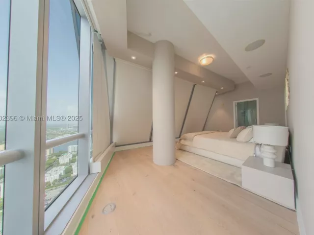 6-bedroom condo for rent in Sunny Isles Beach - 17121 Collins Ave 4803 - MondialRealty