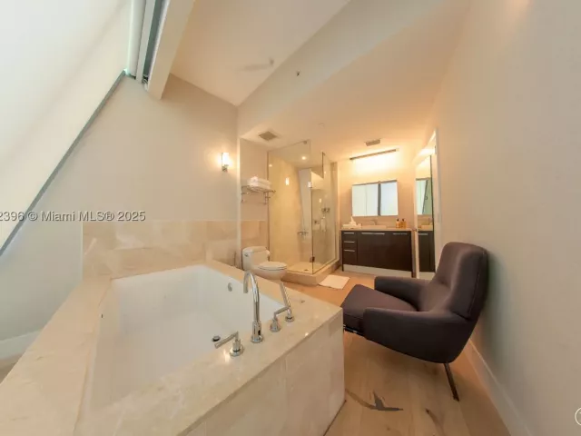 6-bedroom condo for rent in Sunny Isles Beach - 17121 Collins Ave 4803 - MondialRealty