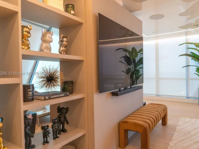 6-bedroom condo for rent in Sunny Isles Beach - 17121 Collins Ave 4803 - MondialRealty