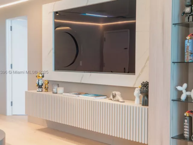 6-bedroom condo for rent in Sunny Isles Beach - 17121 Collins Ave 4803 - MondialRealty