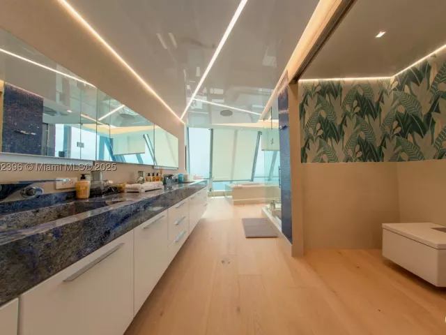 6-bedroom condo for rent in Sunny Isles Beach - 17121 Collins Ave 4803 - MondialRealty