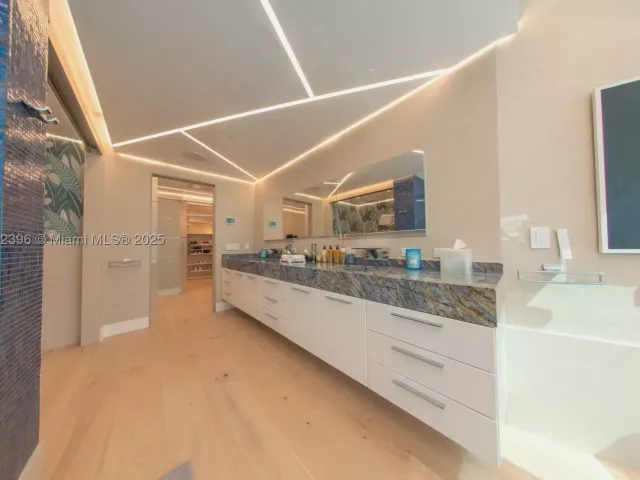 6-bedroom condo for rent in Sunny Isles Beach - 17121 Collins Ave 4803 - MondialRealty