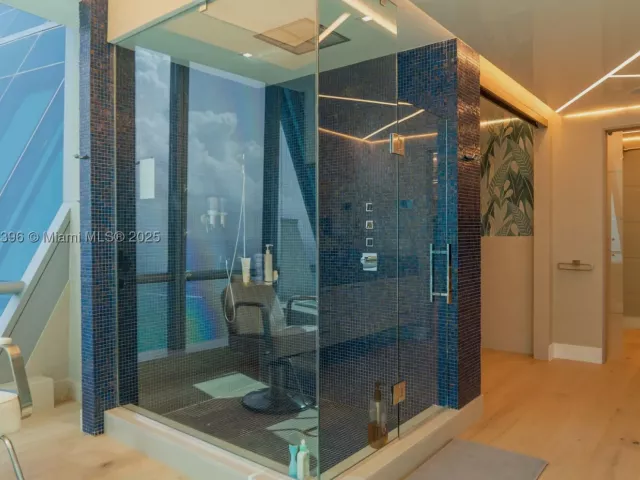 6-bedroom condo for rent in Sunny Isles Beach - 17121 Collins Ave 4803 - MondialRealty