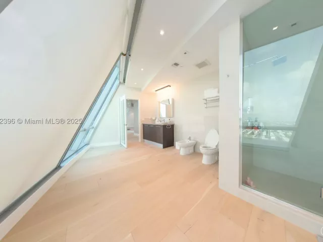 6-bedroom condo for rent in Sunny Isles Beach - 17121 Collins Ave 4803 - MondialRealty
