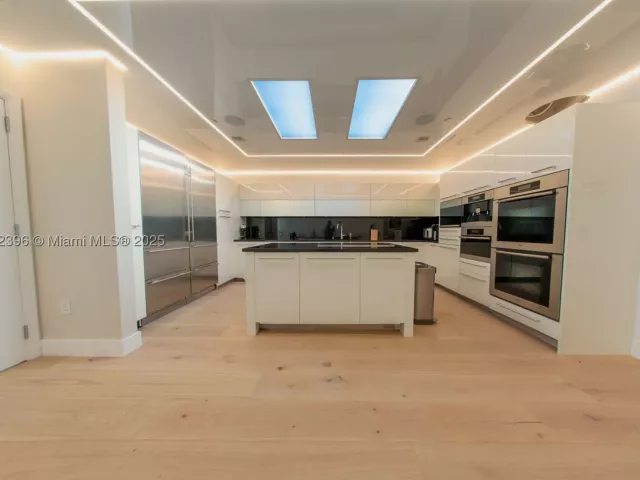 6-bedroom condo for rent in Sunny Isles Beach - 17121 Collins Ave 4803 - MondialRealty