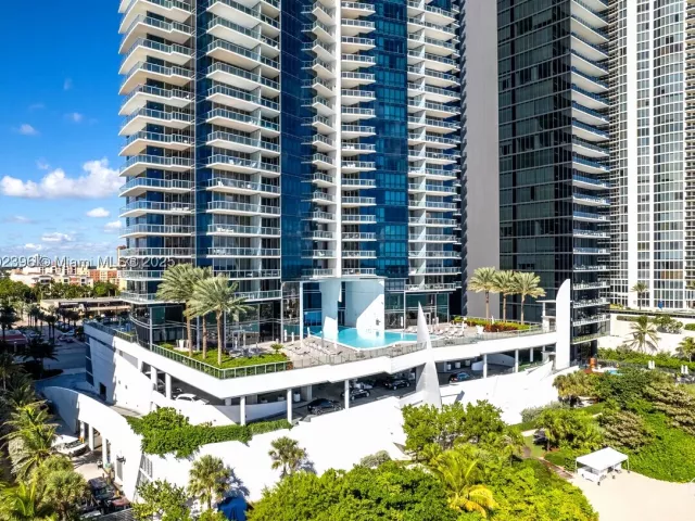6-bedroom condo for rent in Sunny Isles Beach - 17121 Collins Ave 4803 - MondialRealty
