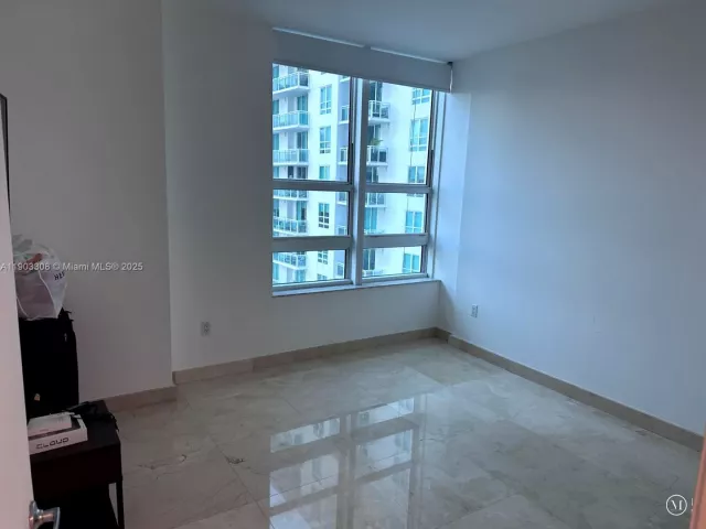 2-bedroom condo for rent in Miami - 950 Brickell Bay Dr 3505 - MondialRealty