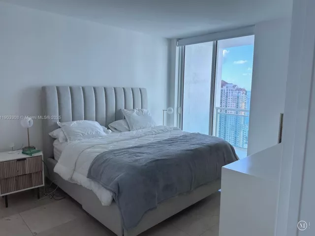 2-bedroom condo for rent in Miami - 950 Brickell Bay Dr 3505 - MondialRealty
