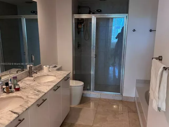 2-bedroom condo for rent in Miami - 950 Brickell Bay Dr 3505 - MondialRealty