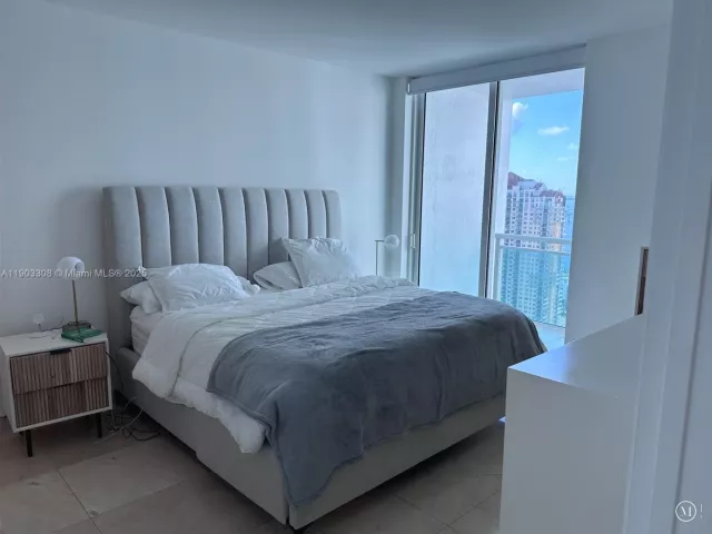 2-bedroom condo for rent in Miami - 950 Brickell Bay Dr 3505 - MondialRealty