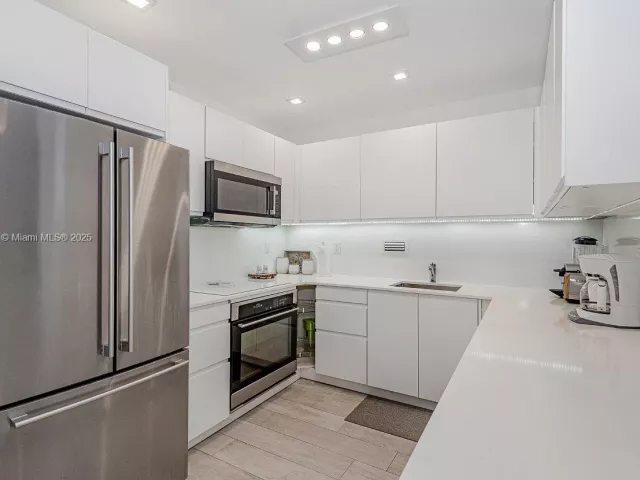 2-bedroom condo for rent in Miami Beach - 2301 Collins Ave PH21 - MondialRealty