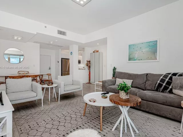 2-bedroom condo for rent in Miami Beach - 2301 Collins Ave PH21 - MondialRealty