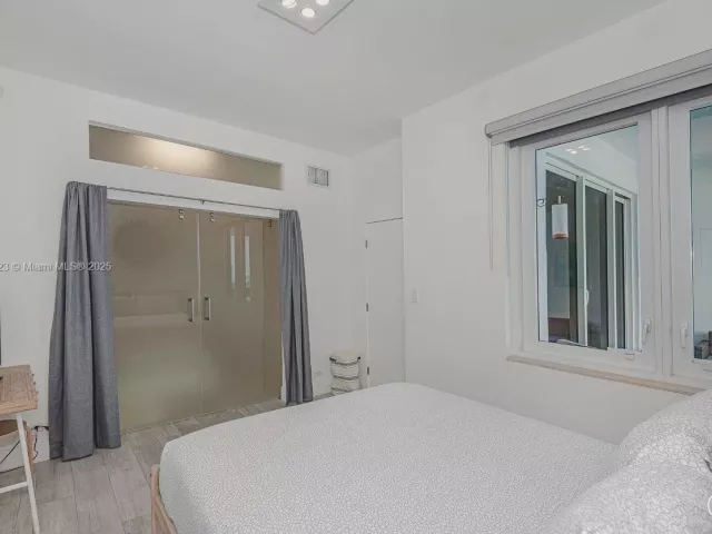 2-bedroom condo for rent in Miami Beach - 2301 Collins Ave PH21 - MondialRealty