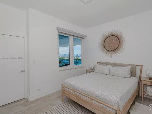 2-bedroom condo for rent in Miami Beach - 2301 Collins Ave PH21 - MondialRealty
