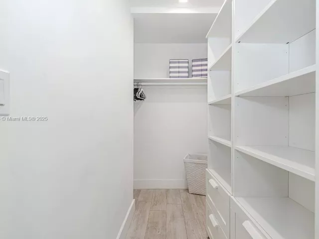 2-bedroom condo for rent in Miami Beach - 2301 Collins Ave PH21 - MondialRealty