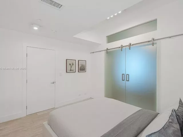 2-bedroom condo for rent in Miami Beach - 2301 Collins Ave PH21 - MondialRealty