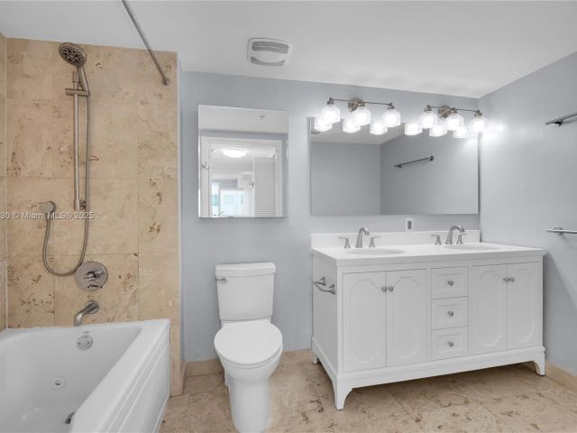 1-bedroom condo for sale in Miami - 41 SE 5th St 1515 - MondialRealty