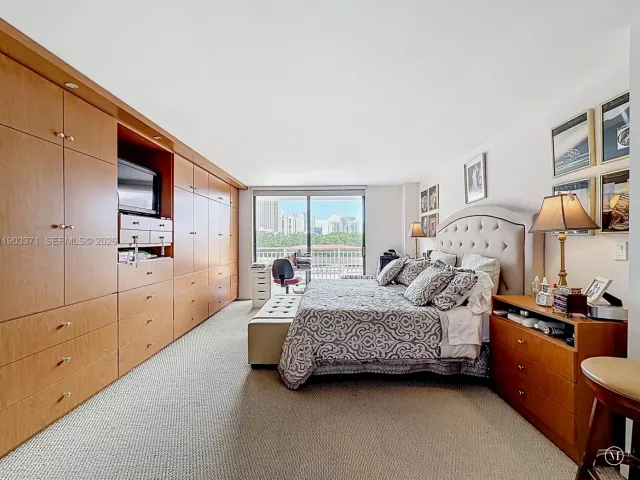 3-bedroom condo for sale in Sunny Isles Beach - 210 174th St 409 - MondialRealty